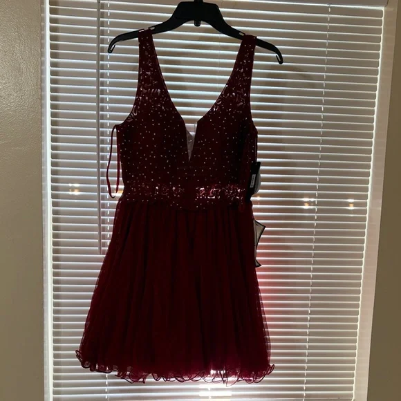Burgundy Sequin V-Neck Party Dress juniors size 11 new with tags - Picture 1 of 6